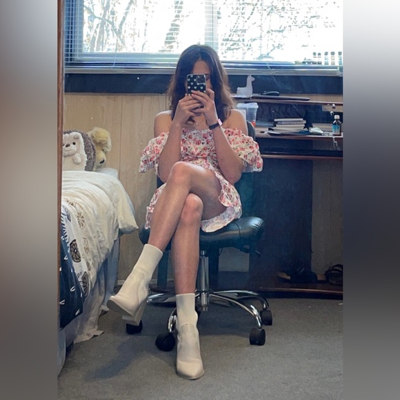 Zara white mini dress with floral ornaments. - Picture 2 of 5